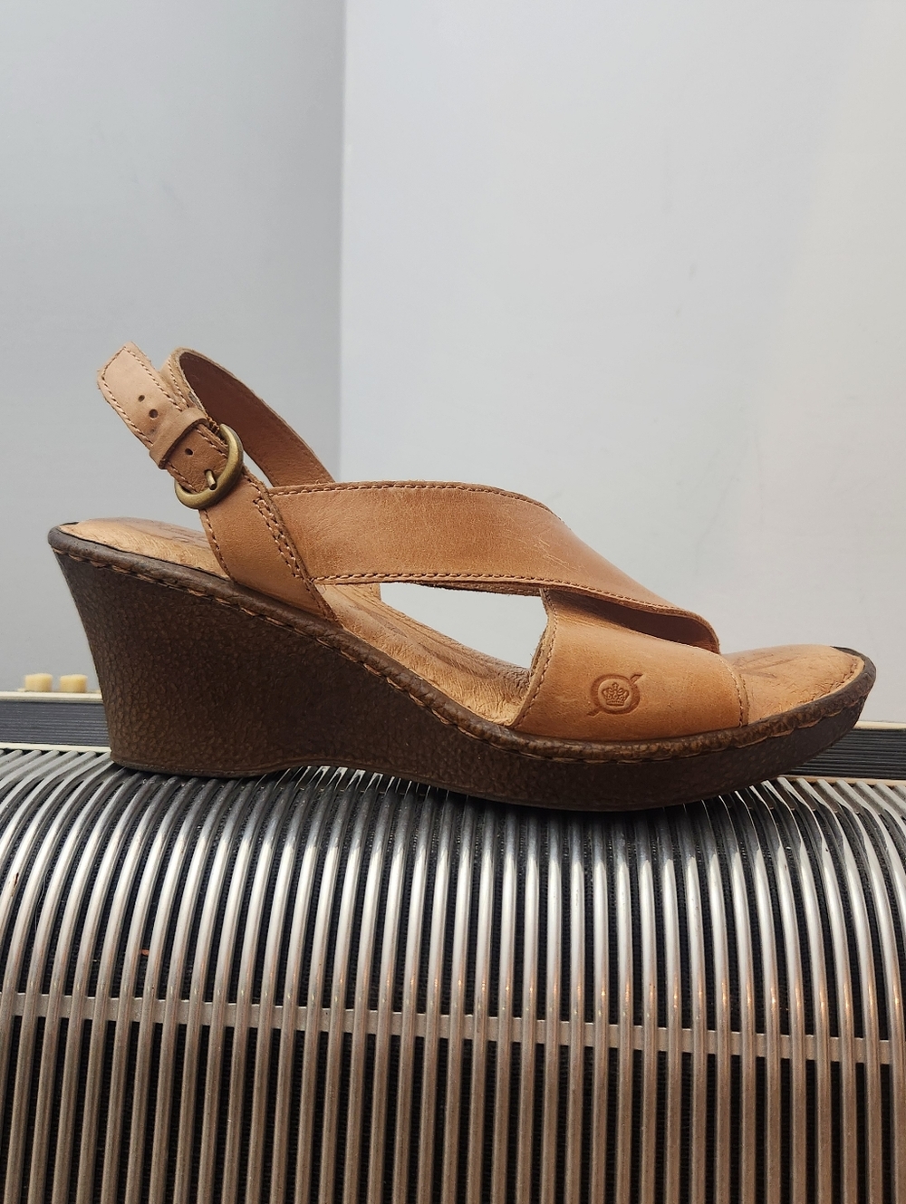 BEAUTIFUL BORN TAN CRISS-CROSS LEATHER STRAP HEELED SANDALS Sz 8